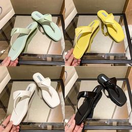 Designer Brossé Cuir Plat String Sandales Chaussons chaussures Aqua Jaune Blanc Noir Poudre Rose Mode femmes Plate-forme Triangle Métal Logo Plage Mocassins Sandales