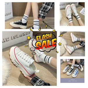 Designer Brossed Leather Femmes Chaussures décontractées Triangle Oxford Chunky Sneakes Luxury Femme Classic Matte Trainers Gai