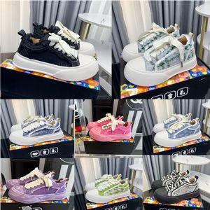 Designer Bubble Schoenen Soap Opera Sneakers Platform Vrouwen Nieuwe Zachte Bodem Bedelaar Schoenen Metallic Pin Decoratieve Board Schoenen Camera Stijl Canvas Casual schoenen Sport