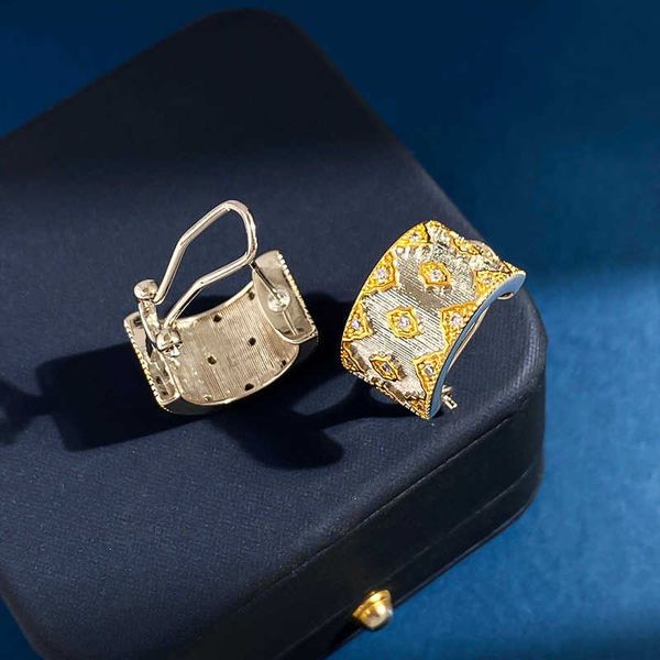 Diseñador Buccellati Pendientes Top de lujo Chapado en oro de 18 quilates Tela texturizada Patrón tallado e incrustaciones de diamantes Pendientes en forma de C de doble color Accesorios Joyería