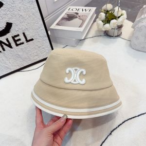 Designer bucke chapeaux pour femmes Wide Brim Hats Beach Casual Active Fashion Street cap Summer Sun Protection Letter His-and-Hers caps AAAA123