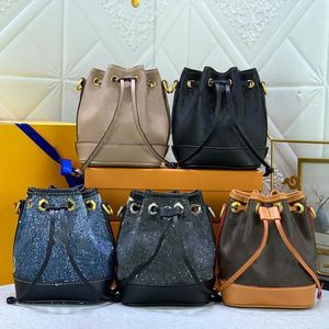 Sac seau design avec sacs à cordon Fashion Metal Logo TrimShoulder Bags Two Amovible Shoulder Straps Lady Letter Phone bag Wallet