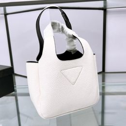 Designer Bucket Bags Purse Women Satchel mini Handle Totes Bag Qualité blanc ShoulderBags Sac de maquillage en cuir souple Sacs à main de mode Boucle magnétique couche 18 * 15cm