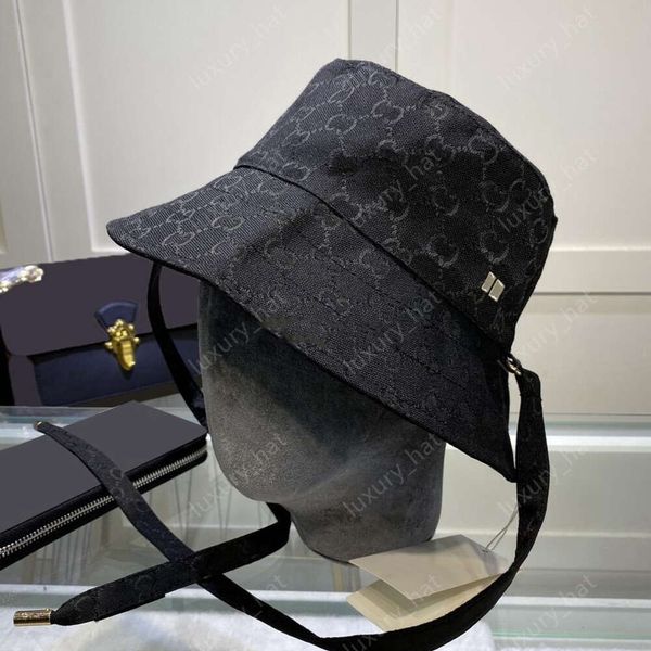 Chapeau de seau de créateur Chapeau ajusté haut chapeau anti-soleil Lettre tempérament design de chapeau assorti Visière de mode pour les couples voyageant à porter bien pour Noël et le Nouvel An