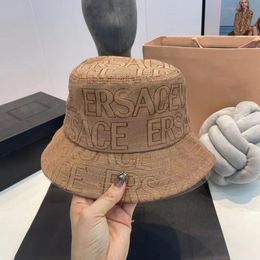 Designer Bucket Hat Chapeaux ajustés soleil empêcher le bonnet lettre design mode Sunshade Cap Tempérament polyvalent Couple de voyage Voyage