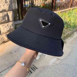 Diseñador Prad Sombrero Cubo Camionero Béisbol Paja Vaquero Europa América Moda Hombre Mujer Versión alta Pescador negro Metal Clásico Triángulo invertido Insignia Gorra