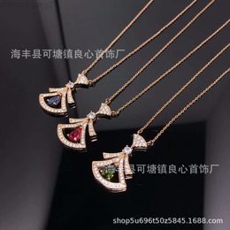 Diseñador Bvlgary Jewelry Nuevo producto Baojia Falda pequeña Colgante Collar en forma de abanico Verde Rojo Azul Corazón saltador Collar de clavícula Sentido del diseño