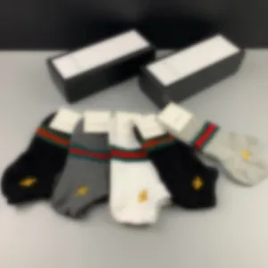Calcetines de créateurs Chaussettes pour hommes et femmes Cinq paires de chaussettes de sport élégantes avec lettres imprimées brodées en pur coton respirant et boîte