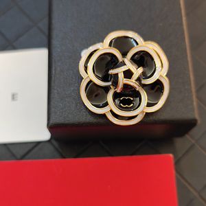 Designer Camellia-vormige broche boetiek 18K vergulde modieuze schattig meisje broche boutique cadeau kleding van hoge kwaliteit broche box verjaardagsfeestje