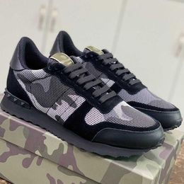 Designer camouflage herenschoenen mesh sneakers top lederen camouflage rubberen schoenen hertenleer camouflage schoenen onderkant militaire groene outdoor hardloopschoenen.