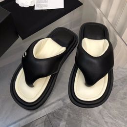 Diseñador Zapatillas de color caramelo Chanclas de pan de verano Sandalia Confort Diapositivas Sandalias de mujer de lujo Moda Fondo plano Ocio Zapatos de playa Zapatilla