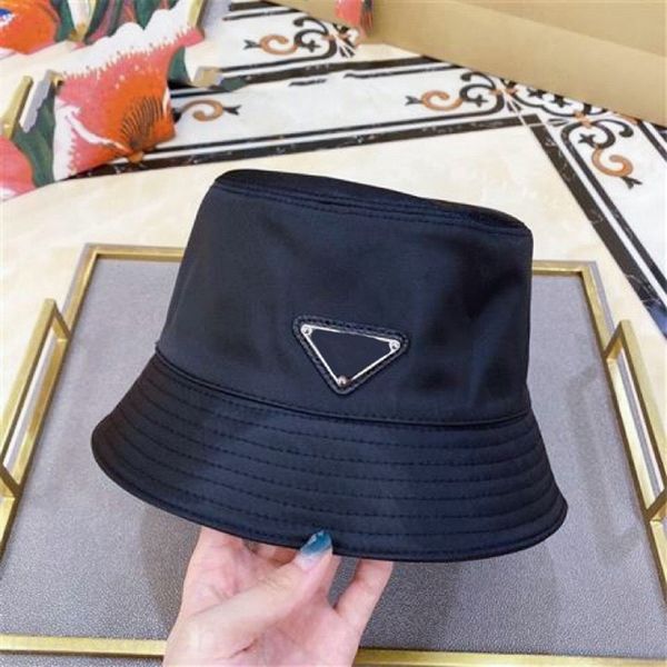 Diseñador Capa Blanca Blanca Bucket Bucket Hats Outdoor Leisure Weardy Gorras Hip Hop Hat Hats Diseñadores de metal Triángulo de metal ancho Mz01 Mz01