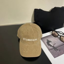 Designer cap geborduurde honkbal pet vrouwelijke gebroken gaten retro mooie letter borduurwerk casquette sport show face kleine verstelbare hoeden 2024