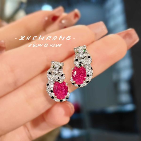 Card de créateur mode coloré trésor léopard carbone diamant léger luxe petit et populaire pigger de pigeon rouge corundum oreilles femelle avec logo