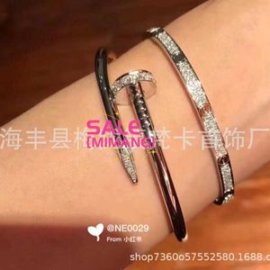 Designer Cartres Bangle K Family High Edition CNC Sculpture 18K Gold plaqué 18K Rose Gol Inravé Diamond Couple Nail Bracelet Online Red Live Special 0SZ2