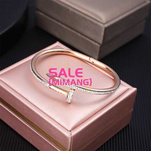 Designer Cartres Bangle Nouveau Gold Ins Ins Nail Forme Titane en acier incrusté Card de carte Colorfast Bracelet Women's Aiy5