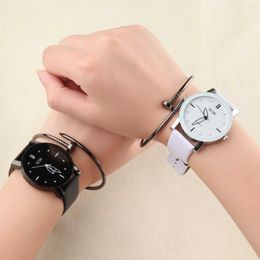 Ontwerper Cartres armband Koreaans horloge Vrouwelijke studenteneditie Modetrend Genjuku-stijl Gepersonaliseerde eenvoudig zwart-wit koppel Een paar niet-mechanische horloges