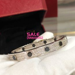 Personalización de diseñadores Bracelet V Gold High Edition Kajia Black Nail Sky Estrella para hombres y mujeres con moda de cola de 18 km Love Full Diamond Handpiece 8J1Y