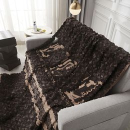 MANUNDA DE Cashmere de diseñador Bolsa de viaje en el hogar Maneta de aire acondicionado de verano Toalla blanda de toalla para mujeres 150 * 200cm-2