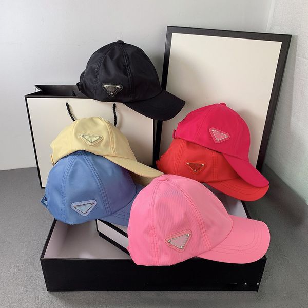 Casquette de designer Casquettes de balle Couple Style Étiquette latérale Couleur bonbon Courbé Eaves Chapeau de baseball Pare-soleil Crème solaire Chapeau de langue de canard Chapeau d'équitation en plein air Chapeau de balle