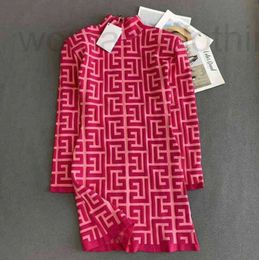 Robes décontractées de créateurs col montant tricoté robe à manches longues tempérament rose lettre mince en trois dimensions YBIF