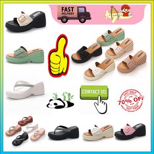 Designer Casual Platform High Rise Semelle épaisse Pantoufles en PVC Homme Léger Résistant à l'usure Cuir Semelles souples en caoutchouc Sandales Plat Summer Beach Slipper