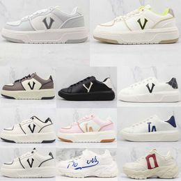 Designer Casual Chaussures Low Hommes Femmes Chaussures Senior Running Sports Shoe Plateforme Triple Whote Shadow 1 Spruce Aura Pale Ivory Washed Coral Baskets de sport