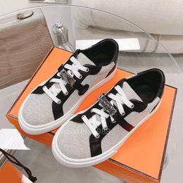 Chaussures de sport de luxe avec boucle en métal, chaussures de sport en cuir de vache souple, chaussures plates en plein air, mule de plage classique pour hommes et femmes, chaussures de sport noires et blanches