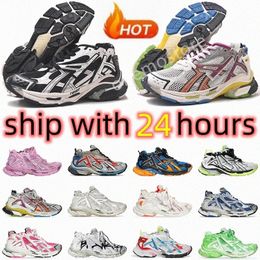 Diseñadores Mujeres Hombres Zapatos al aire libre Runner 7.0 Transmitir sentido retro Entrenadores negro blanco rosa azul BORGOÑA Zapatillas de deporte deconstrucción joggfwVK #