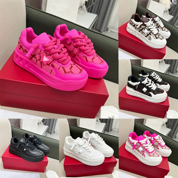 Designer Casual Sneakers Dames One Atud Plate-forme Formateurs Style de mode Classiques uniques Low-relief Maxi Stud Confortable Nappa Cuir Hommes Catwalk Chaussures de sport