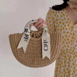 Designer Sacs de plage vocate décontractés lettre d'épaule écharpe en soie sac à paille portable Sac tissé polyvalent semi-circulaire Sac à main