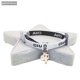 Collier de chat de créateur mignon collier avec cloche en noir et blanc lettre classique Logo Cat Scarf Pet Dog Collar