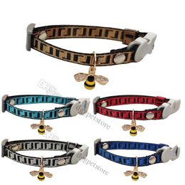 Ontwerper kattenhalsbanden met bel en diamanten honingbij charme verstelbare zachte nylon kattenhalsband klassieke letter patroon halsband voor voor meisje jongen kat puppy huisdier geschenken B92