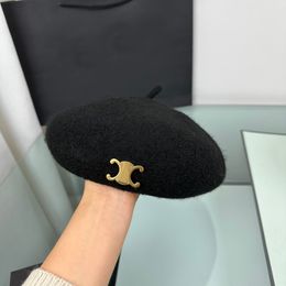 Diseñador Ce Boina Sombrero para mujer Otoño Invierno Hombres Mujeres Moda Chicas Lana Triunfo Boina Sombreros Cálido Cachemira Calle al aire libre Cap Regalos