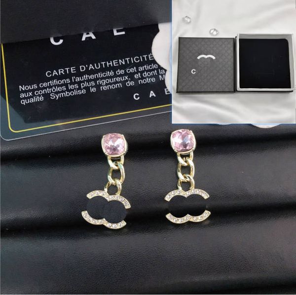 Pendientes de estilo colgante de la cadena de diseñadores Exquisitos pendientes de joyas de alta calidad chapadas en oro Diseño de cajas de regalo de alta calidad para chicas encantadoras de moda