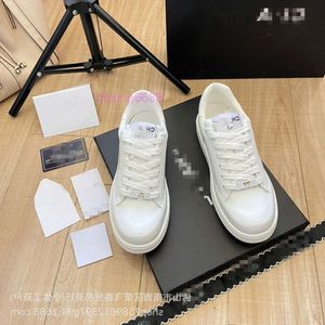 Chaussures Chanel de créateurs Bouton Lettre Conseil Chaussures Dentelle Casual Petites Chaussures T0WF