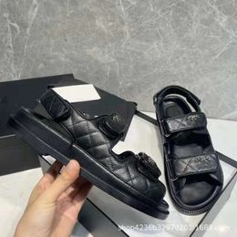 Diseñador Chanells Chanelsandals Zapato Alto Versión 2022 Nuevas sandalias de velcro Xiaoxiang con dedos expuestos de verano plano de diamante de diamante plano de cuero grueso casu casu casu