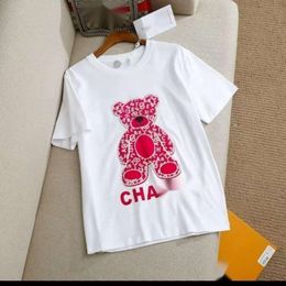 Designer Chanells T-shirt pour femmes Fashion Nouveau mignon petit ours rouge à manches courtes à manches imprimées de la tendance lâche pour hommes et femmes mi-manches polyvalentes