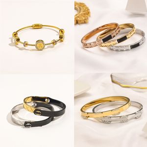 Chaîne de créateurs Classics19 Style Bracelets de charme de luxe pour femmes Lettre Bijoux de mode Accessoire de haute qualité Marque Bracelet Cadeau de Noël