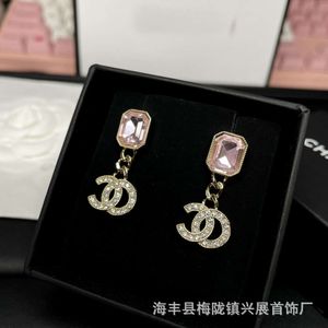 Boucles d'oreilles de lettres de diamant de canal de concepteur