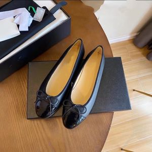 Diseñador Channeles Paris Ballet Flats Zapatos de baile profesionales Bailarinas de satén Plataforma Bowknot Boca baja Zapato único Sandalias planas para mujer Mocasines