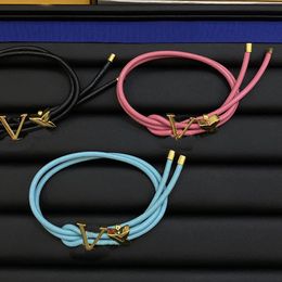 Bracelet de charme de créateur Bijoux Bracelets en cuir noir pour femmes Bracelet à main pour hommes Motif de fleurs marron Timbre d'or imprimé Cadeau de mode Bracelet rose avec boîte07