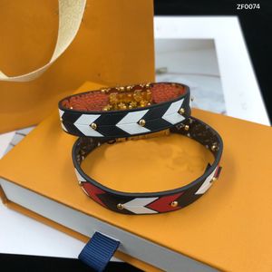 Designer Charm Bracelet Rhombus Design Cuir Corde Bracelets Hommes Femmes Dragonne Lettre Fleur Motif Bracelet Couple Mode Bijoux Cadeau avec Boîte