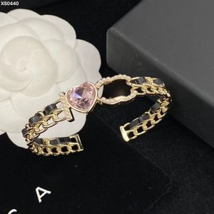 Designer bedelarmbanden vrouwelijke sieradenarmbanden zwarte doos armbanden bedrukt met gouden logo postzegels modecadeaus