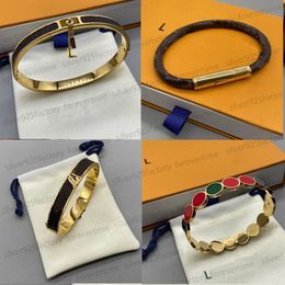 Bracelets de charme de créateur pour femmes bracelet en cuir hommes lettre de mode bracelet classiques bijoux bangles plats couple couple de luxe des cadeaux de la Saint-Valentin en gros