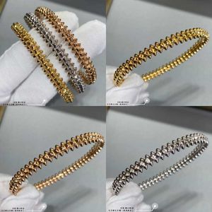 Charme de créateur Bracelet de tête de balle Carter V Gold de deuxième génération CNC Couple de haute qualité Rivet Rivet incolore et élégant polyvalent