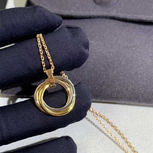 Collar de anillo de tres colores Charter Carter de diseñador con superficie brillante y colgante circular de la cadena de cuello entrelazado para mujeres