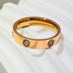 Charme de créateur Carter Mens and Womens Titanium Steel Ring Elegant Style avec diamant Inlaid Jewelry Couple lisse Perouan