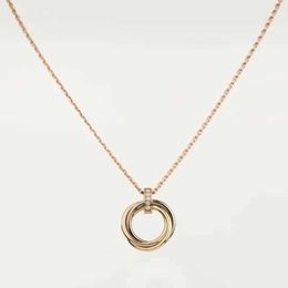 Charme de créateur Carter Trois Ring Collier Style Femmes Simple Diamonds Pendant avec une chaîne d'os de serpent polyvalent en or coloré en or coloré