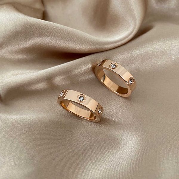 Diseñador Charm Fashionable Diamond Carter Ring for Women Simple Titanium Steel Nicho Diseño de nicho Exquisito pareja de pareja